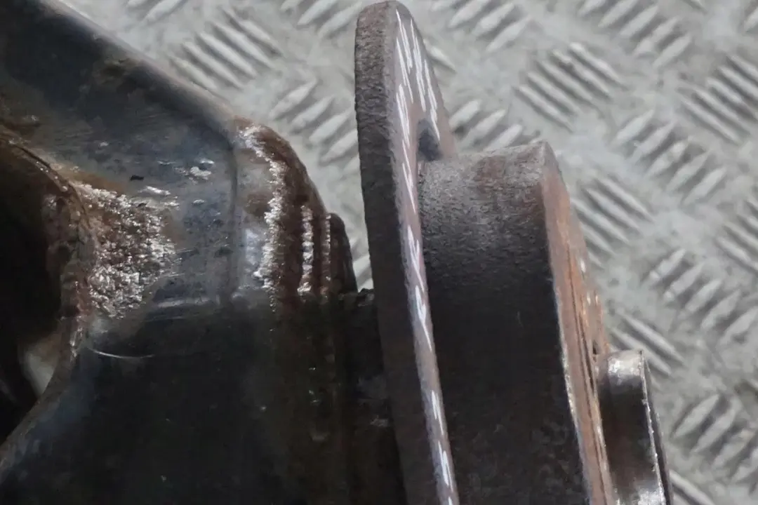 MINI R52 1.6 116HP Zwrotnica amortyzator prawy - SKU 6781135 - Numer Części 6781135
