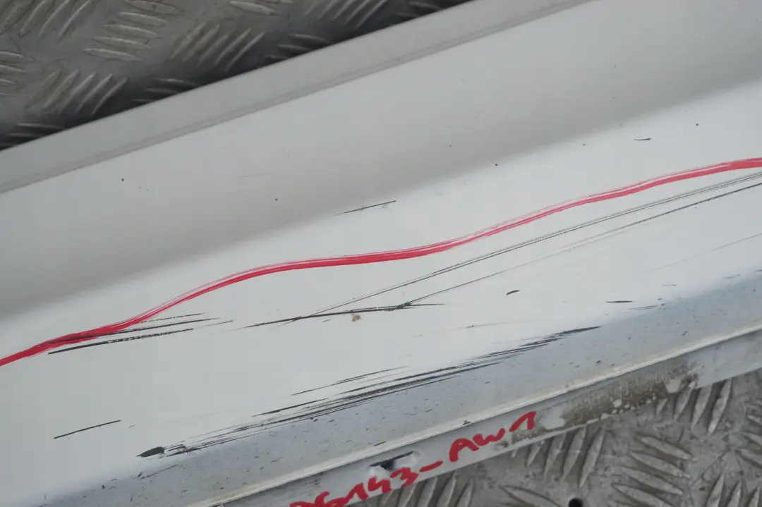 Striscia davanzale Gonna laterale sinistra Alpinweiss Bianco per BMW E81 E82 E88 con numero di parte 0036143 BMW E81 E82 E88 Striscia davanzale Gonna laterale sinistra Alpinweiss Bianco - SKU 0036143-AW1 - Numero di parte 0036143