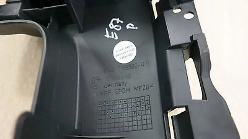 Aufnahme Ablegeboden Hinten Rechts Schwarz 6 für BMW 1 er E87 E87N LCI mit Teilenummer 7119502 BMW 1 er E87 E87N LCI Aufnahme Ablegeboden Hinten Rechts Schwarz 6 - SKU 7119502 - Teilenummer 7119502