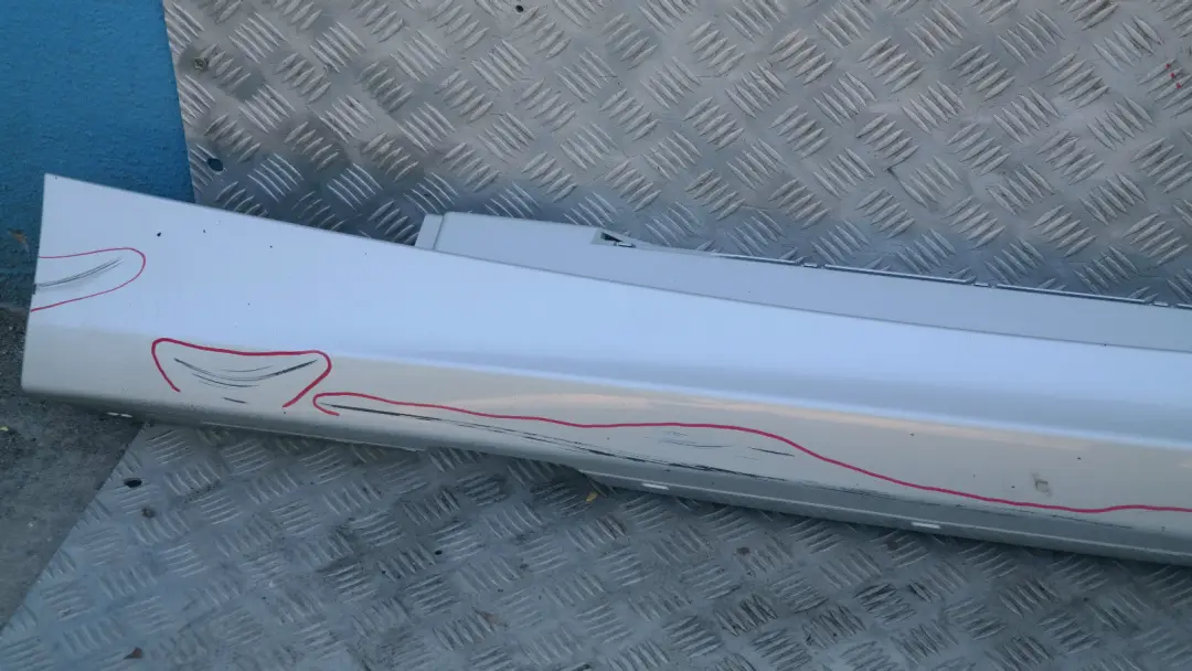 Striscia Davanzale Gonna Laterale Sinistra Titansilber 354 per BMW E87N LCI con numero di parte 51770036145 BMW E87N LCI Striscia Davanzale Gonna Laterale Sinistra Titansilber 354 - SKU 0036145-TS4 - Numero di parte 51770036145