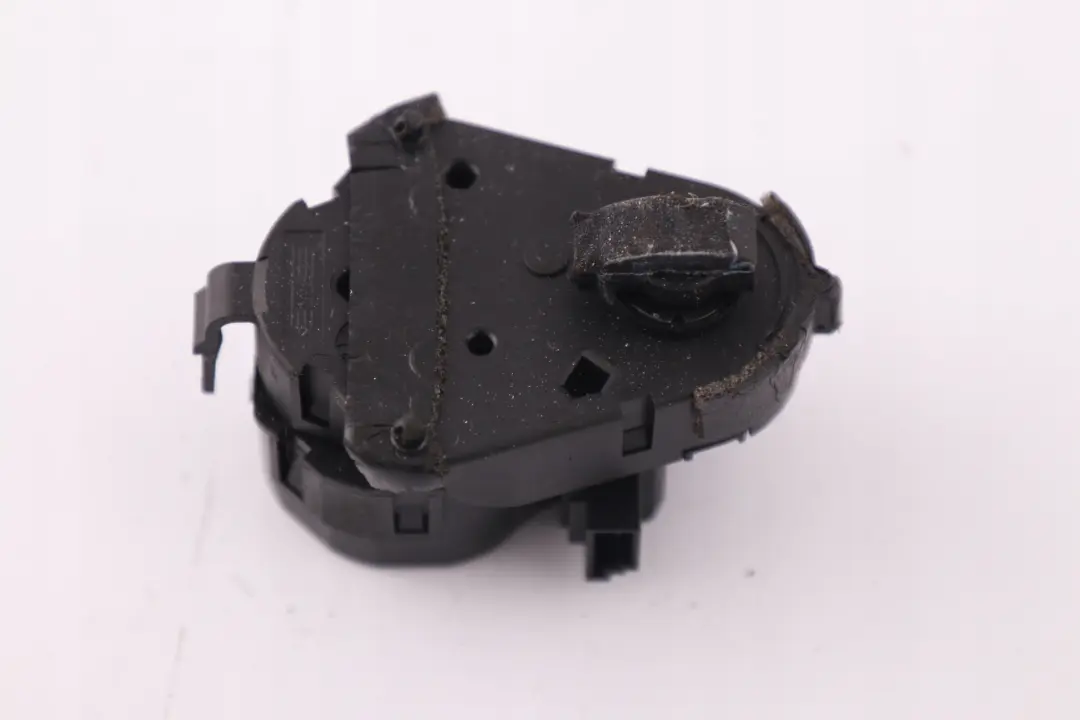 Actuateur Fussraumklappe a Gauche 15h 6411 pour BMW E65 E66 E67 à propos du numéro de pièce 6935080 BMW E65 E66 E67 Actuateur Fussraumklappe a Gauche 15h 6411 - SKU 6935080 - Numéro de pièce 6935080