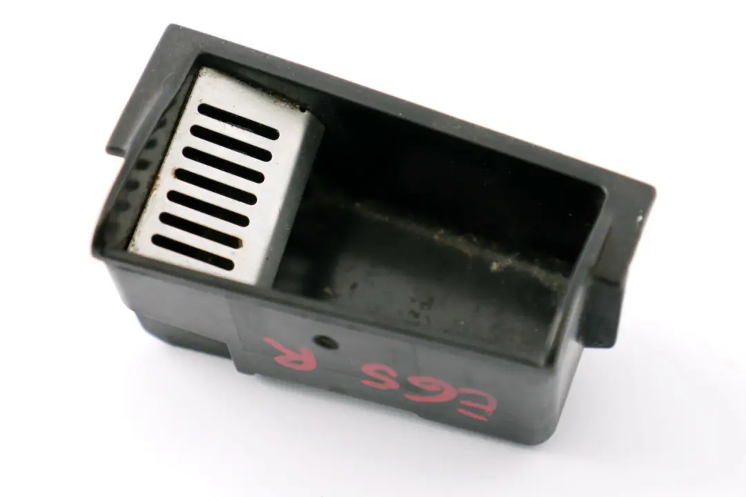 Puerta Trasera Derecha Cenicero InsertT para BMW E65 E66 E67 con número de pieza 7025548 BMW E65 E66 E67 Puerta Trasera Derecha Cenicero InsertT - SKU 7025548 - Número de pieza 7025548