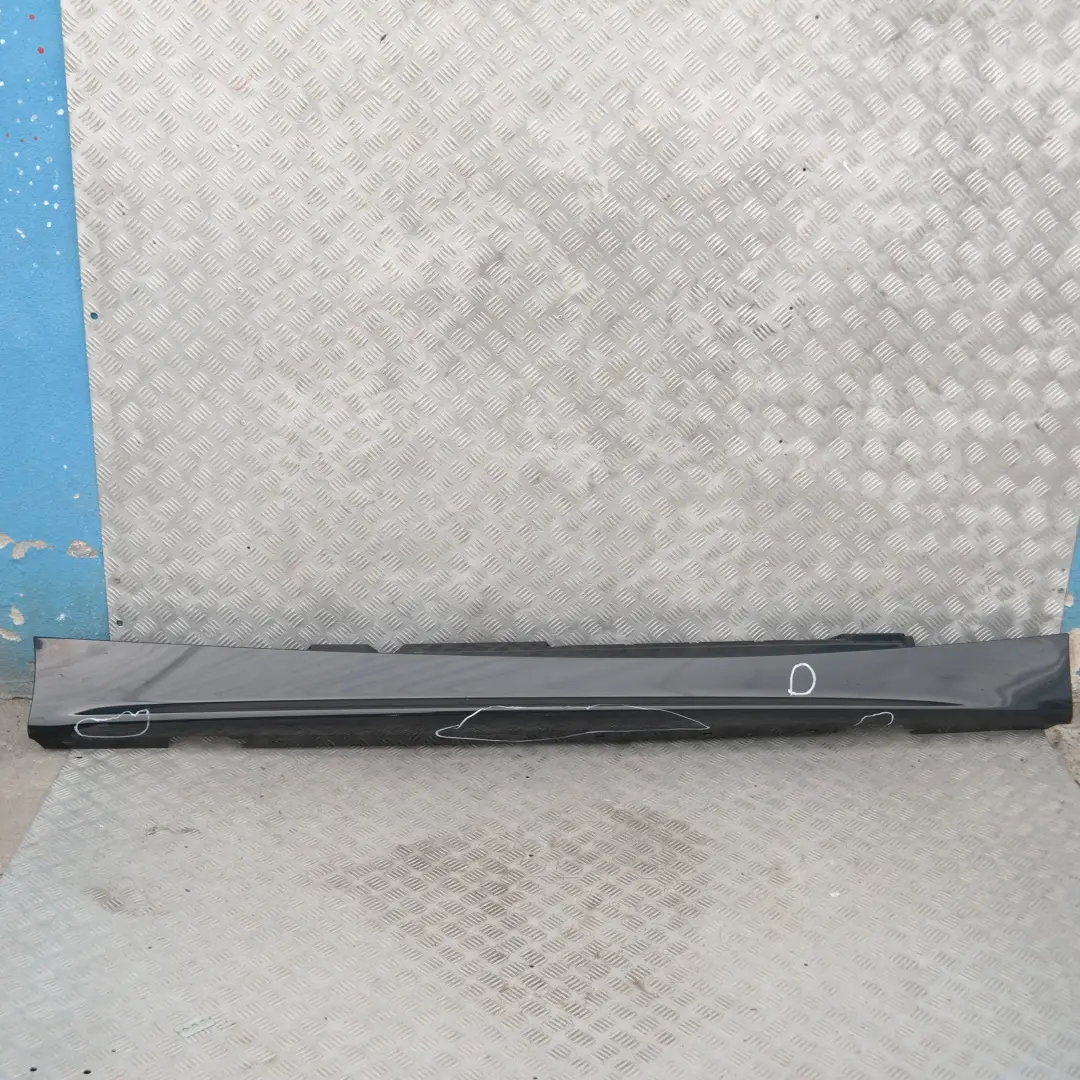 Listón de umbral faldón lateral derecho Zafiro negro metalizado 475 para BMW E87 con número de pieza 32948 BMW E87 Listón de umbral faldón lateral derecho Zafiro negro metalizado 475 - SKU 0032948-BS21 - Número de pieza 32948
