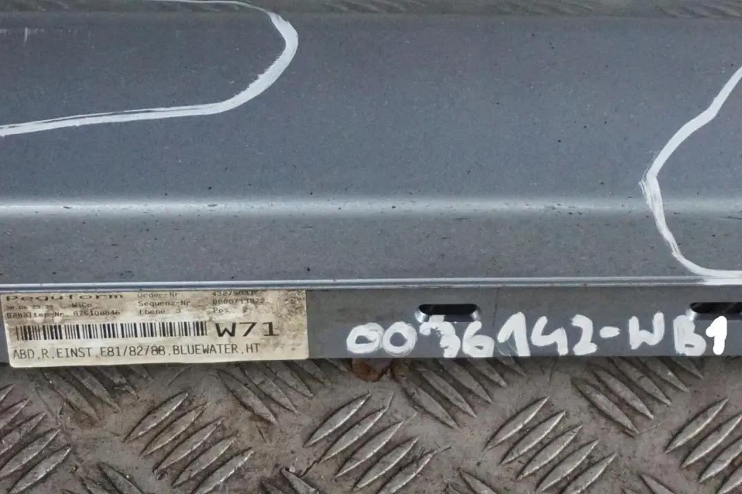 Sill Strip Faldon Lateral Derecho Bluewater Azul - 896 para BMW E81 E82 E88 con número de pieza 0036142 BMW E81 E82 E88 Sill Strip Faldon Lateral Derecho Bluewater Azul - 896 - SKU 0036142-WB1 - Número de pieza 0036142