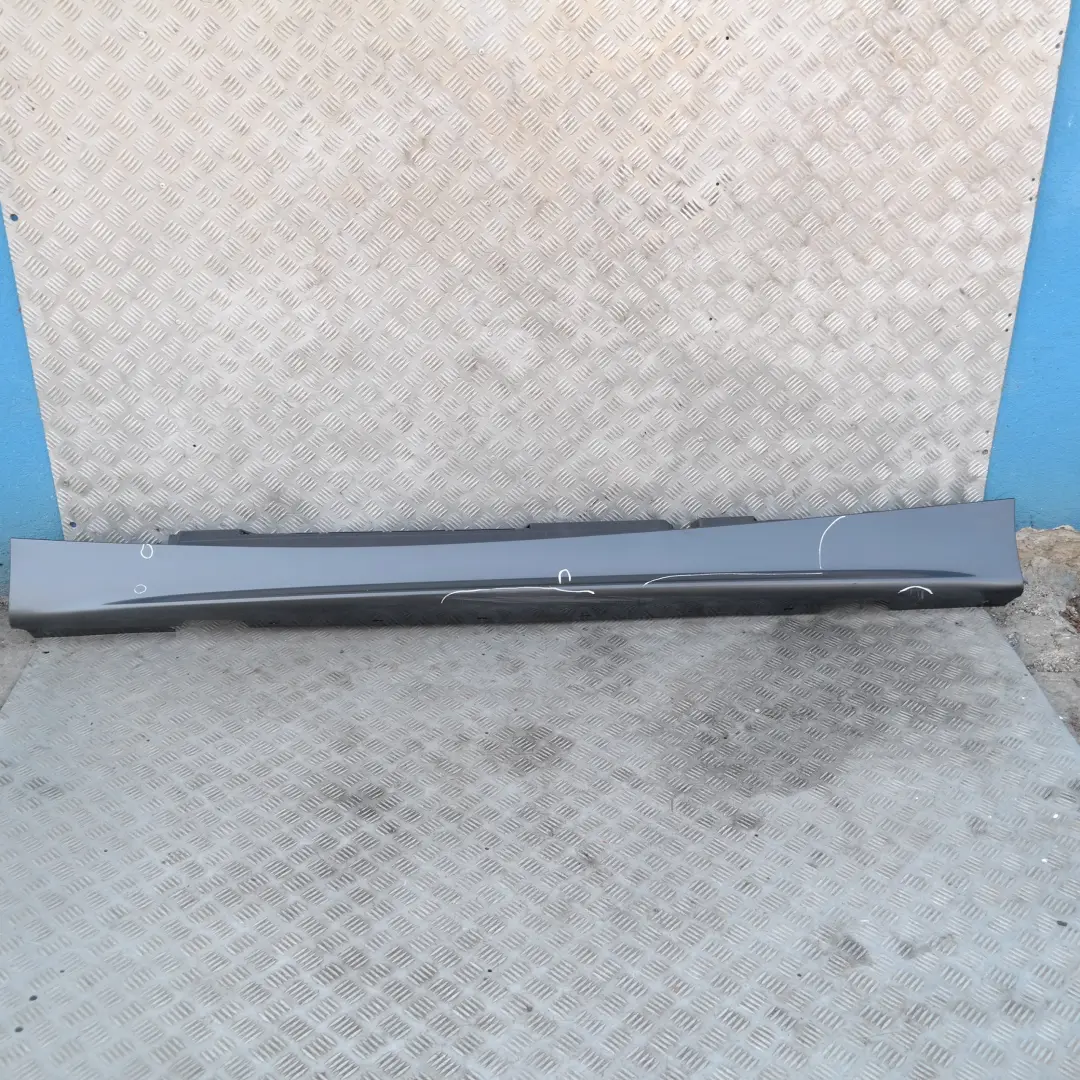 Sill Strip Faldón Lateral Izquierdo Sparkling Graphite Metallic A22 para BMW E87 con número de pieza 51770032949-SG1 BMW E87 Sill Strip Faldón Lateral Izquierdo Sparkling Graphite Metallic A22 - SKU 0032949-SG1 - Número de pieza 51770032949-SG1