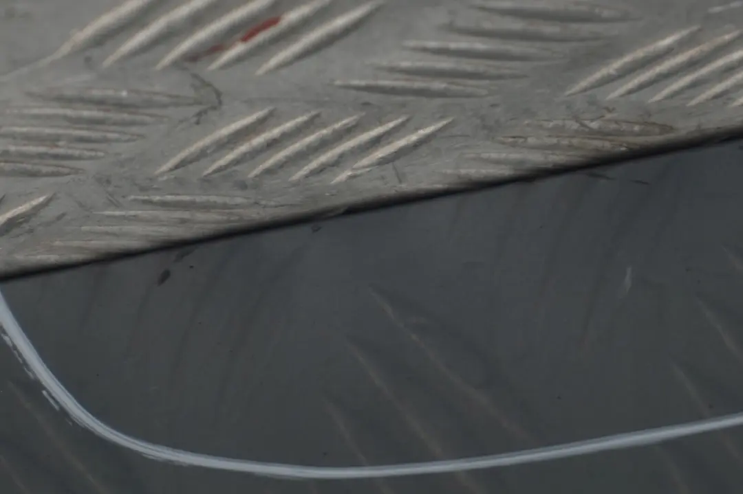 Striscia davanzale gonna laterale sinistra Arktis Metallic - A34 per BMW E90 E91 con numero di parte 0032951 BMW E90 E91 Striscia davanzale gonna laterale sinistra Arktis Metallic - A34 - SKU 0032951-AM9 - Numero di parte 0032951