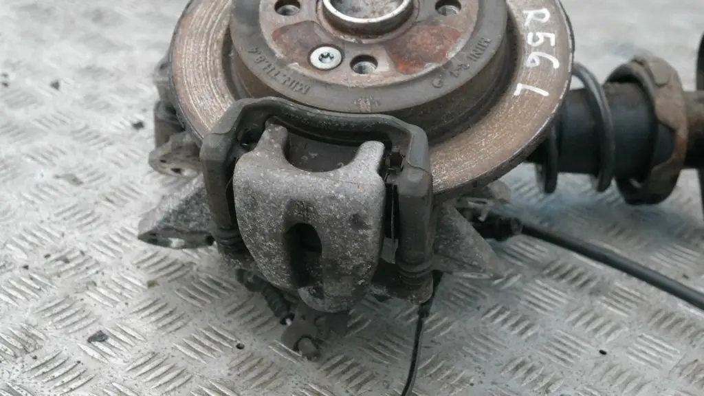 BMW Mini R56 One Coupé N12 REAR LEFT SPRING STRUT LEG BRAKE SUSPENSION HUB N/S - SKU 22245221 - Part number 22245221