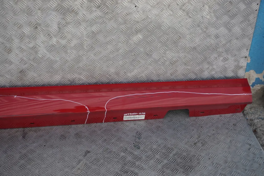 Sill Strip Faldon Lateral Derecho Karmesinrot Rojo Carmesi para BMW E90 E91 LCI con número de pieza 0037060 BMW E90 E91 LCI Sill Strip Faldon Lateral Derecho Karmesinrot Rojo Carmesi - SKU 0037060-KAR - Número de pieza 0037060