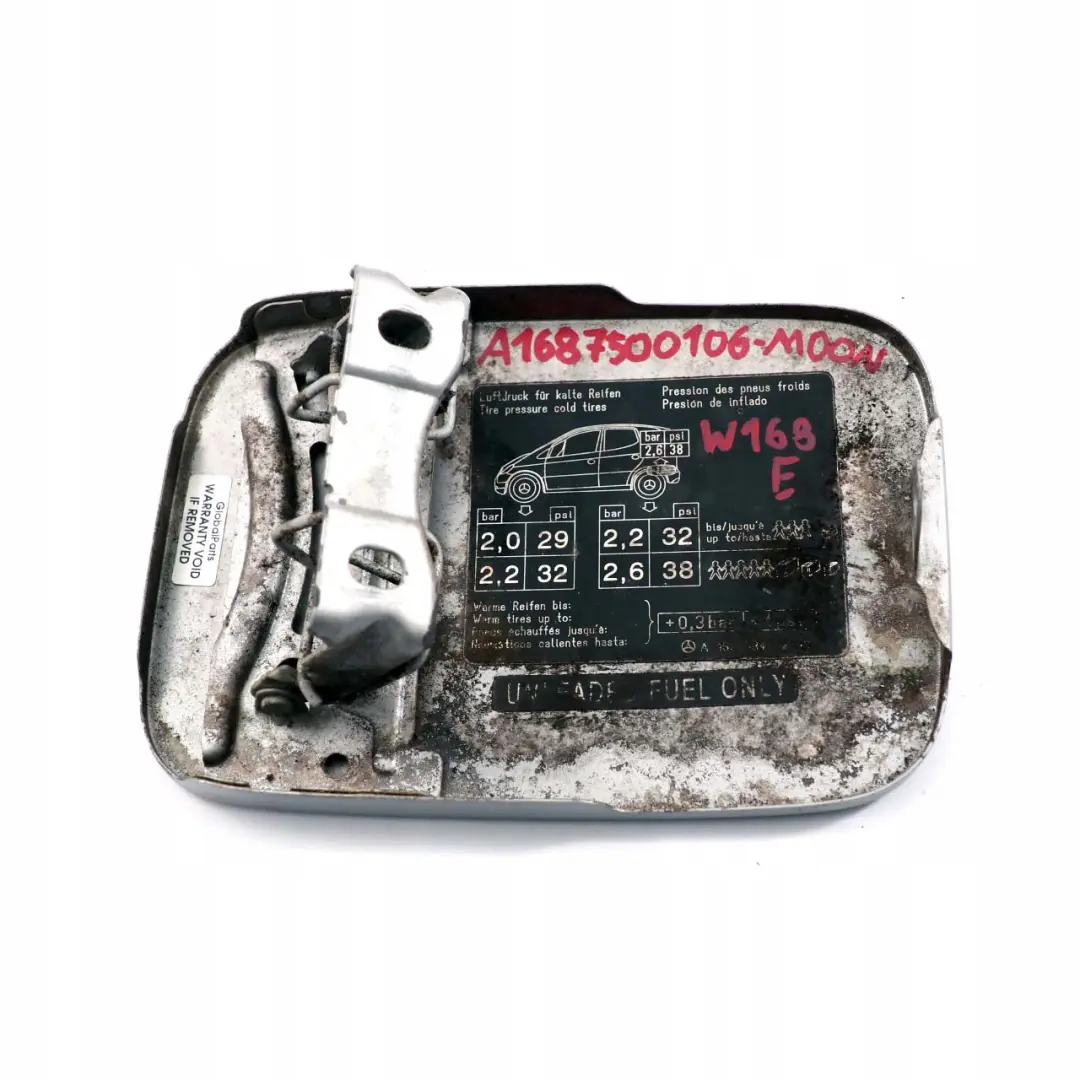 Benz a Class W168 Sportellino Serbatoio Tappo Moonlight Argento - 706 per Mercedes con numero di parte A1687500106 Mercedes Benz a Class W168 Sportellino Serbatoio Tappo Moonlight Argento - 706 - SKU A1687500106-MOON - Numero di parte A1687500106