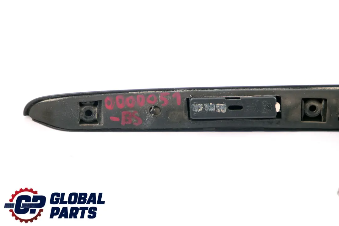 Griffleiste Heckklappe Black Sapphire Metallic für BMW 3 er E46 mit Teilenummer 0000051 BMW 3 er E46 Griffleiste Heckklappe Black Sapphire Metallic - SKU 0000051-BS - Teilenummer 0000051