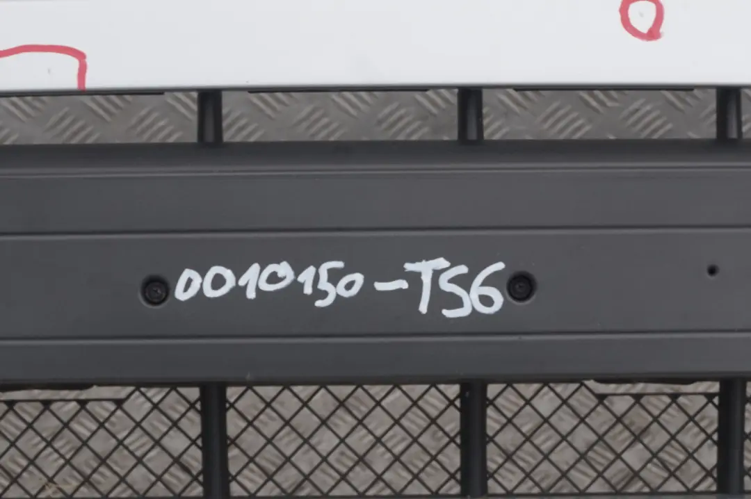 Zderzak przedni przód titansilber 354 do BMW E53 X5 o numerze 0010150 BMW E53 X5 Zderzak przedni przód titansilber 354 - SKU 0010150-TS6 - Numer Części 0010150