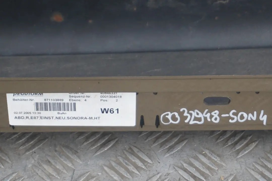 Listello Portiera Apertura Gonna Destra Sonora Metallizzato A23 per BMW E87 con numero di parte 0032948 BMW E87 Listello Portiera Apertura Gonna Destra Sonora Metallizzato A23 - SKU 0032948-SON4 - Numero di parte 0032948