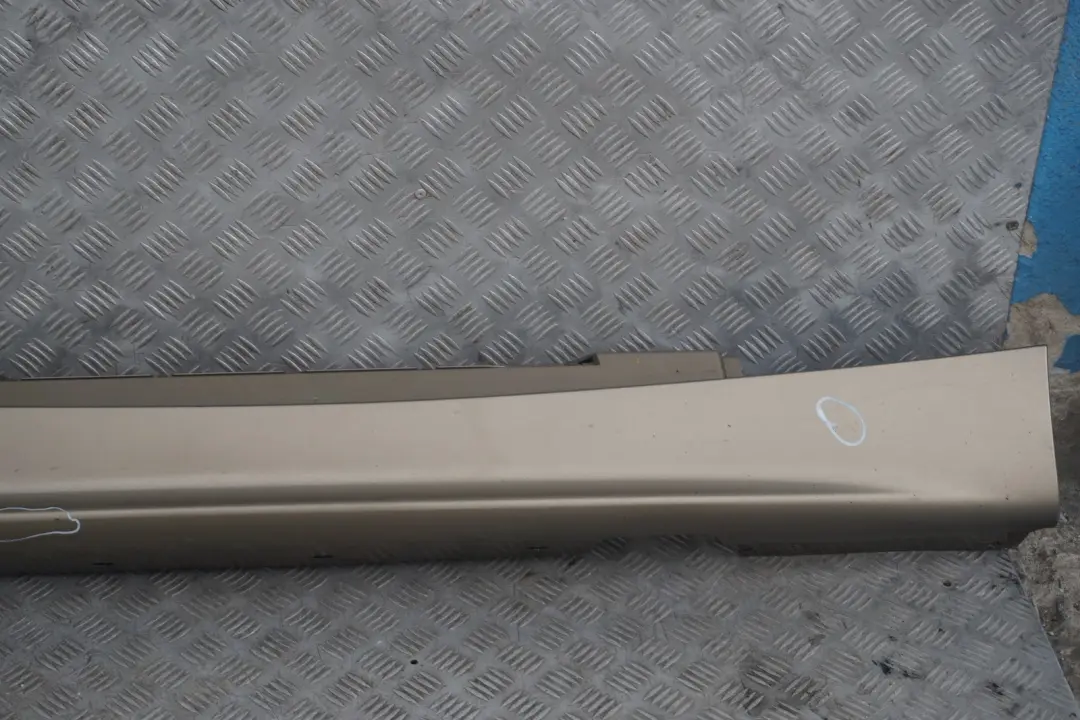 Listello Portiera Apertura Gonna Destra Sonora Metallizzato A23 per BMW E87 con numero di parte 0032948 BMW E87 Listello Portiera Apertura Gonna Destra Sonora Metallizzato A23 - SKU 0032948-SON4 - Numero di parte 0032948