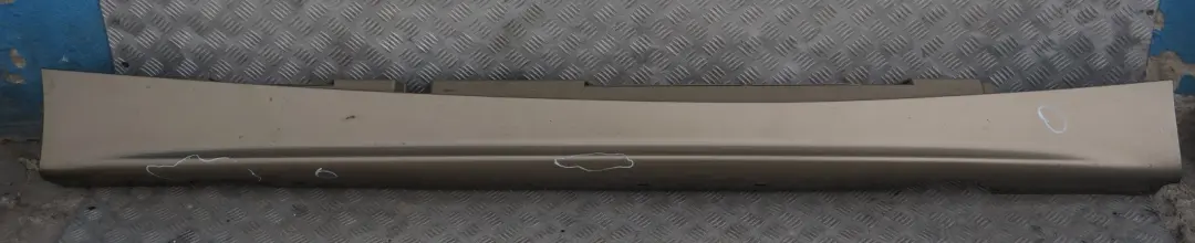 Listello Portiera Apertura Gonna Destra Sonora Metallizzato A23 per BMW E87 con numero di parte 0032948 BMW E87 Listello Portiera Apertura Gonna Destra Sonora Metallizzato A23 - SKU 0032948-SON4 - Numero di parte 0032948