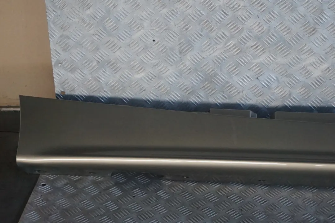 Listello Portiera Apertura Gonna Destra Sonora Metallizzato A23 per BMW E87 con numero di parte 0032948 BMW E87 Listello Portiera Apertura Gonna Destra Sonora Metallizzato A23 - SKU 0032948-SON5 - Numero di parte 0032948