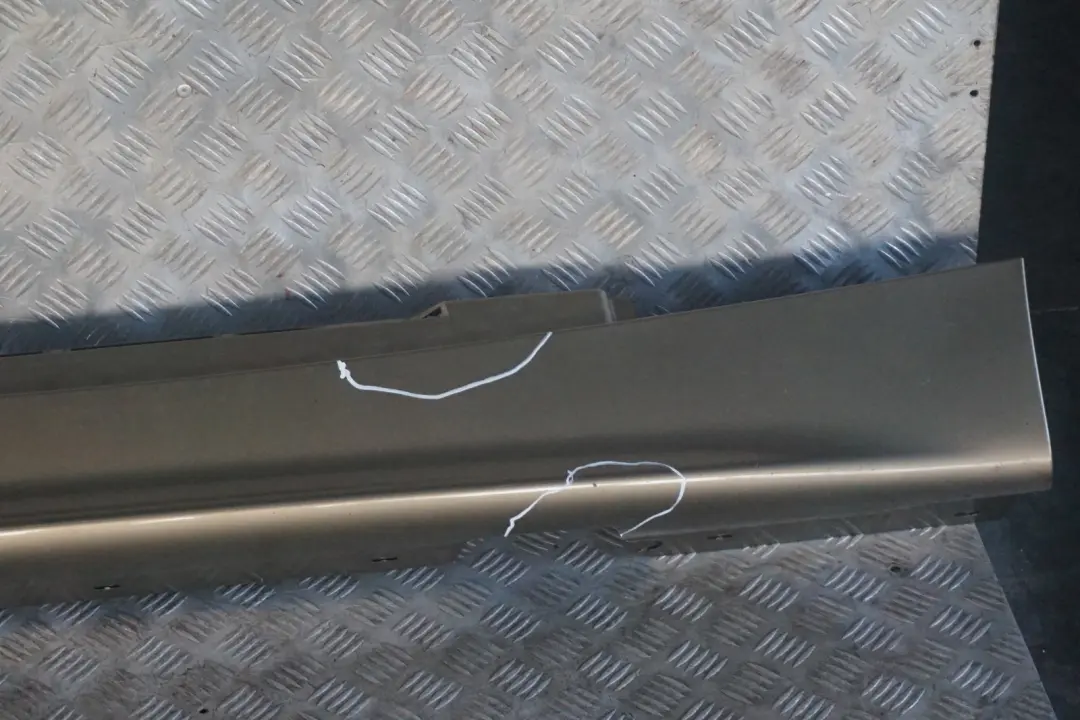 Listello Portiera Apertura Gonna Destra Sonora Metallizzato A23 per BMW E87 con numero di parte 0032948 BMW E87 Listello Portiera Apertura Gonna Destra Sonora Metallizzato A23 - SKU 0032948-SON5 - Numero di parte 0032948