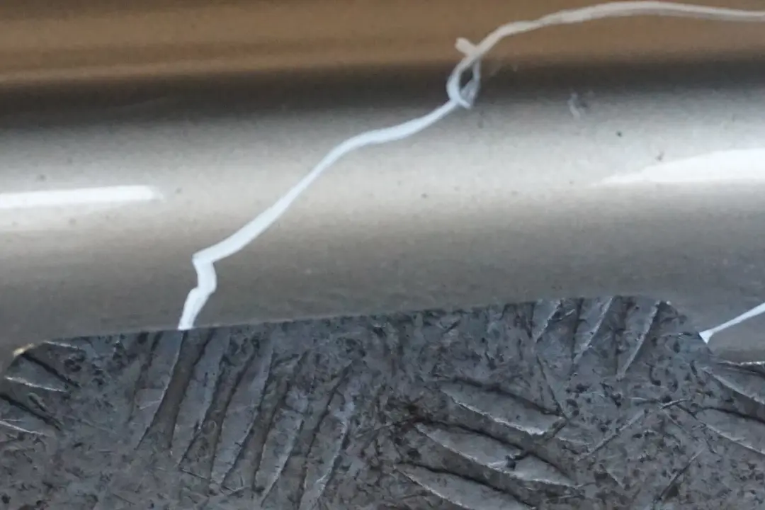 Listello Portiera Apertura Gonna Destra Sonora Metallizzato A23 per BMW E87 con numero di parte 0032948 BMW E87 Listello Portiera Apertura Gonna Destra Sonora Metallizzato A23 - SKU 0032948-SON5 - Numero di parte 0032948