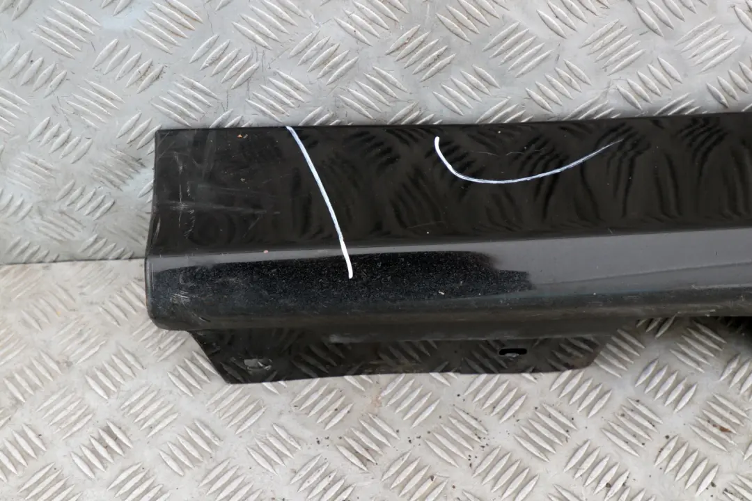 Listello davanzale laterale gonna sinistra Nero Zaffiro Metallizzato per BMW E90 E91 con numero di parte 0032951 BMW E90 E91 Listello davanzale laterale gonna sinistra Nero Zaffiro Metallizzato - SKU 0032951-BS6 - Numero di parte 0032951