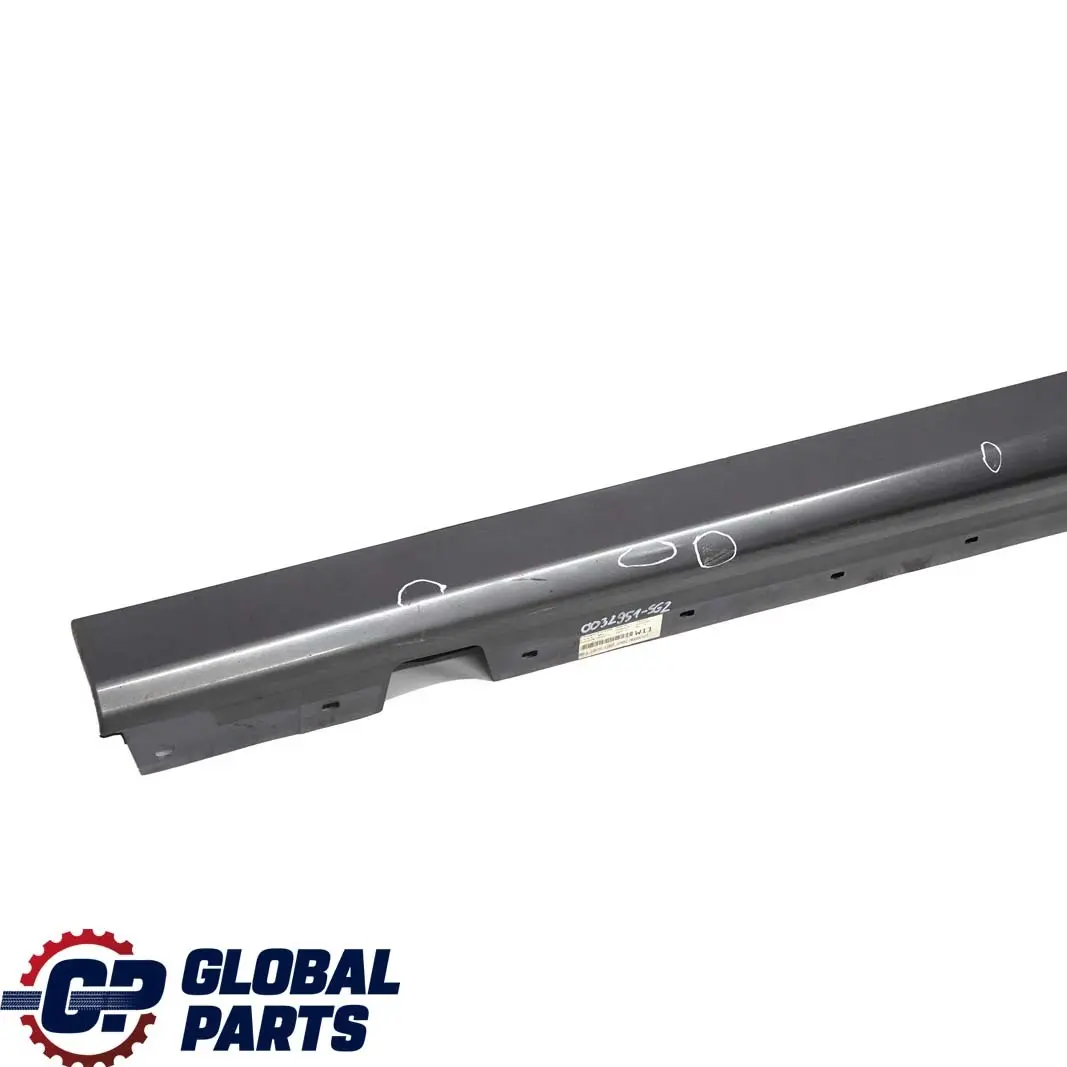 Listello Portiera Apertura Gonna SX Nero Carbone Metallico per BMW E90 E91 con numero di parte 0032951 BMW E90 E91 Listello Portiera Apertura Gonna SX Nero Carbone Metallico - SKU 0032951-SG5 - Numero di parte 0032951
