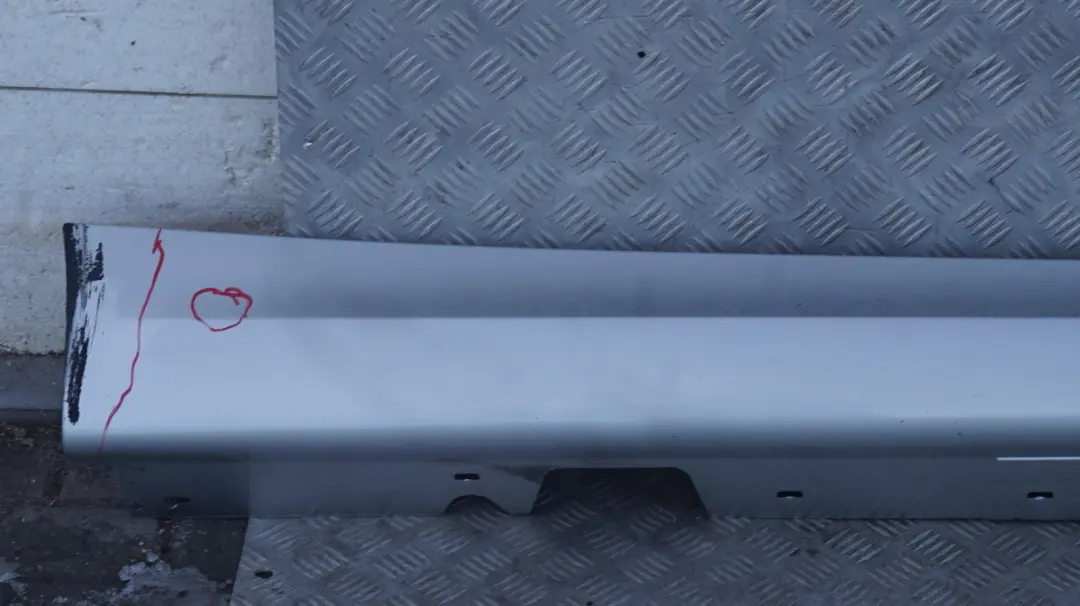 Sill strip side skirt right Titansilber Silv para BMW E90 E91 M Sport con número de pieza 0033440 BMW E90 E91 M Sport Sill strip side skirt right Titansilber Silv - SKU 0033440-TS3 - Número de pieza 0033440