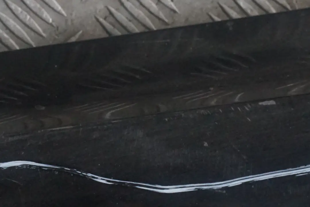 Sill Strip Faldón Lateral Izquierdo Zafiro Negro - 475 para BMW E90 E91 M Sport con número de pieza 0033441 BMW E90 E91 M Sport Sill Strip Faldón Lateral Izquierdo Zafiro Negro - 475 - SKU 0033441-BS2 - Número de pieza 0033441