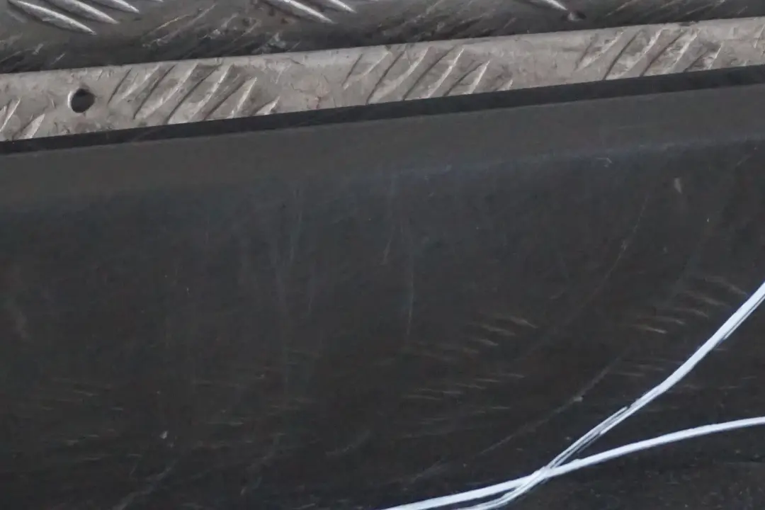 Bas de Porte Droite Noir Sapphire Noir Saphir - 475 pour BMW E92 E93 à propos du numéro de pièce 0034058 BMW E92 E93 Bas de Porte Droite Noir Sapphire Noir Saphir - 475 - SKU 0034058-BS4 - Numéro de pièce 0034058