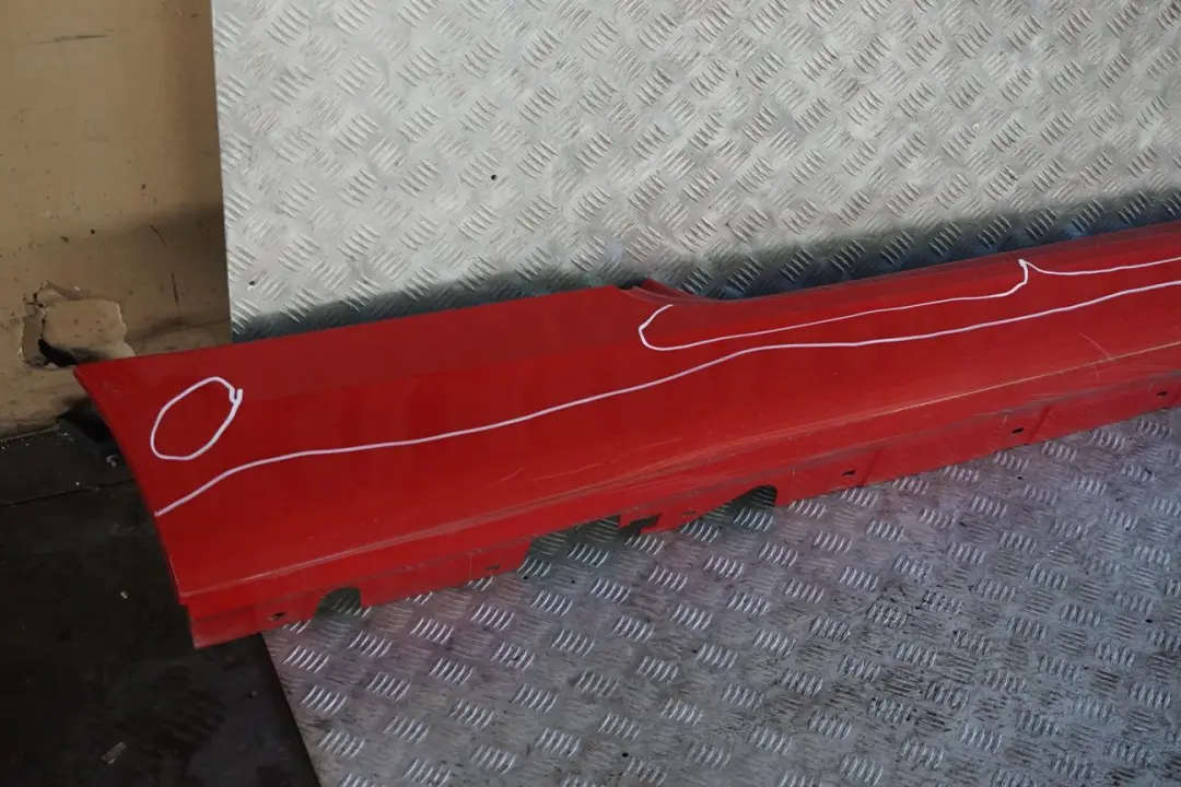 BMW E92 E93 Bas de Porte Couverture Seuil Droite Rouge Carmin - A61 - SKU 0034058-KAR - Numéro de pièce 0034058
