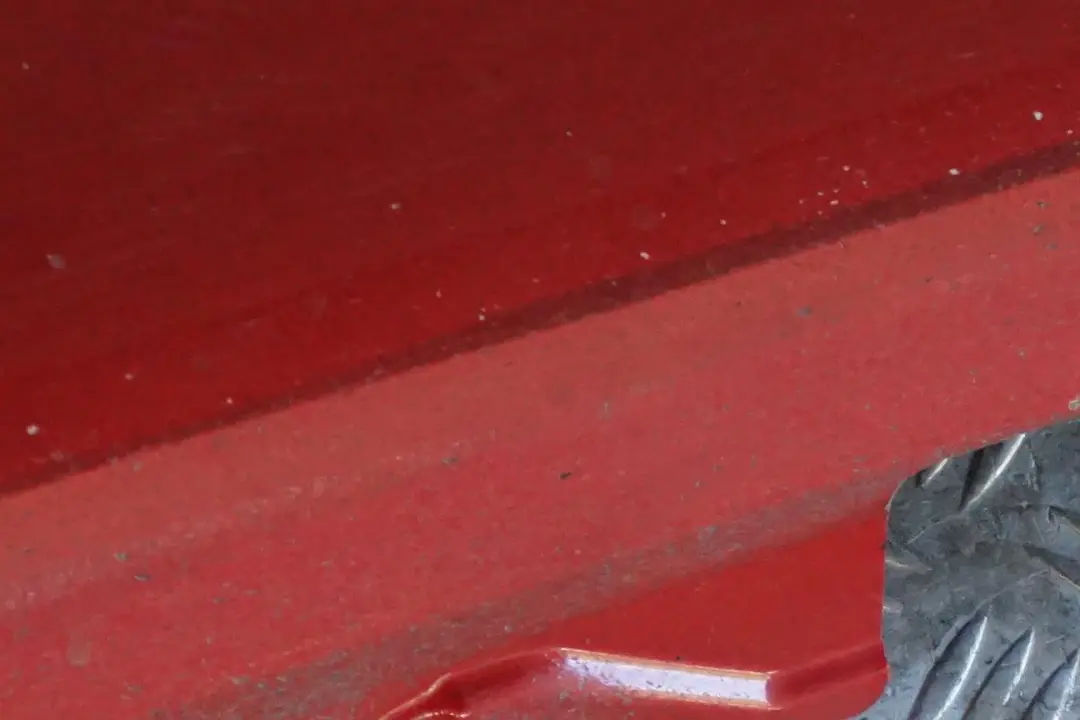 Sill Strip Faldon Lateral Derecho Karmesinrot Rojo Carmesi - A61 para BMW E92 E93 con número de pieza 0034058 BMW E92 E93 Sill Strip Faldon Lateral Derecho Karmesinrot Rojo Carmesi - A61 - SKU 0034058-KAR - Número de pieza 0034058