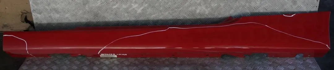 Sill Strip Faldon Lateral Izquierdo Karmesinrot Rojo Carmesi - A61 para BMW E92 E93 con número de pieza 0034059 BMW E92 E93 Sill Strip Faldon Lateral Izquierdo Karmesinrot Rojo Carmesi - A61 - SKU 0034059-KAR - Número de pieza 0034059