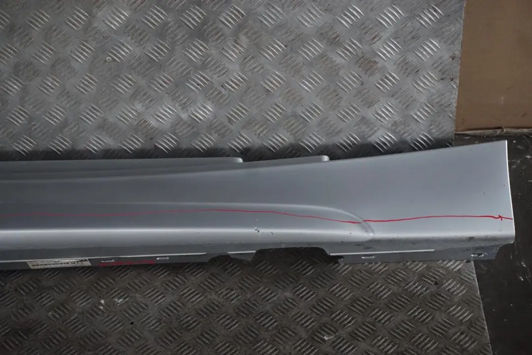Sill Strip Faldon Derecho Titansilber Plata - 354 para BMW E81 E82 E88 M Sport con número de pieza 0034732 BMW E81 E82 E88 M Sport Sill Strip Faldon Derecho Titansilber Plata - 354 - SKU 0034732-TS2 - Número de pieza 0034732