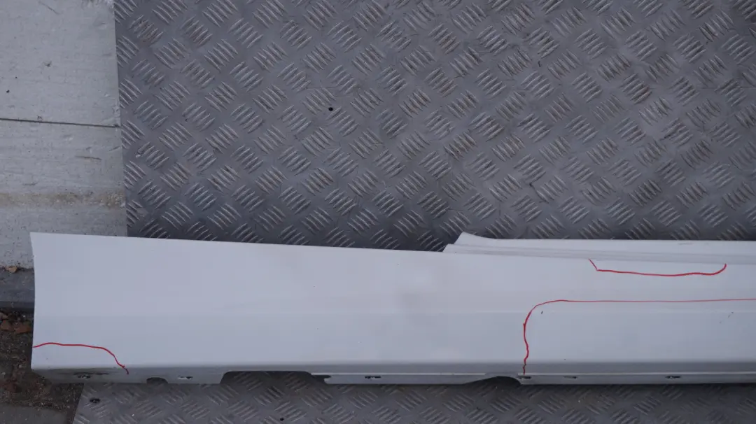 BMW E81 Nakładka próg prawy Alpinweiss 300 - SKU 0036142-AW - Numer Części 0036142