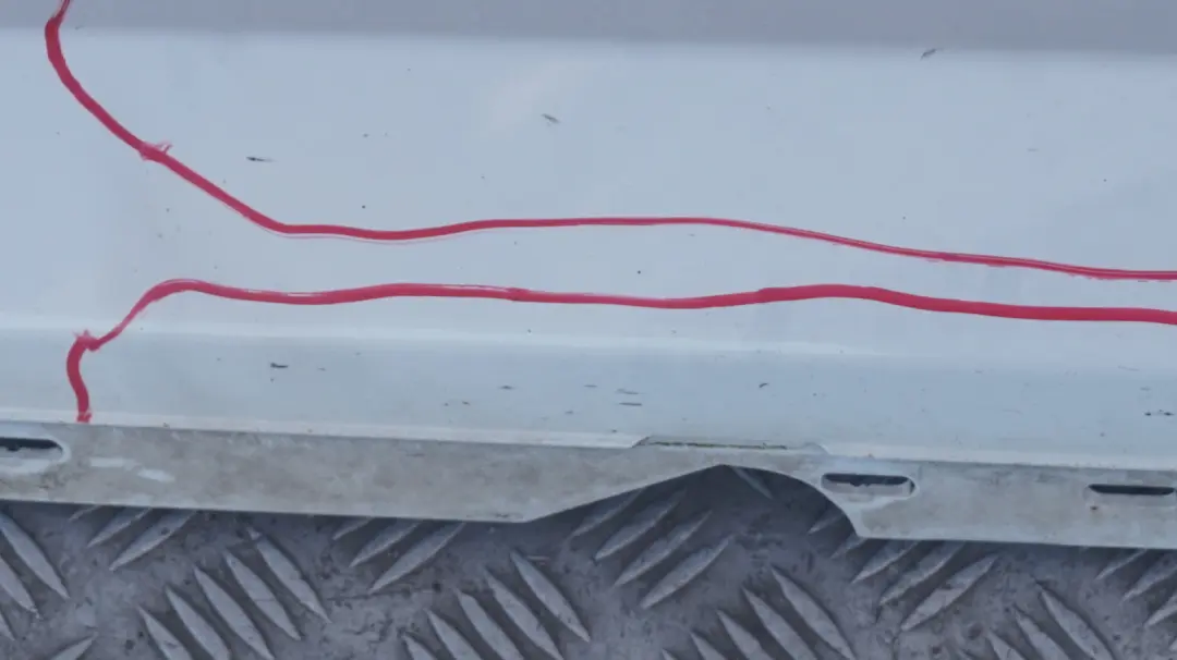 Sill Strip Faldon Lateral Derecho Alpinweiss Blanco para BMW E81 E82 E88 con número de pieza 0036142 BMW E81 E82 E88 Sill Strip Faldon Lateral Derecho Alpinweiss Blanco - SKU 0036142-AW1 - Número de pieza 0036142