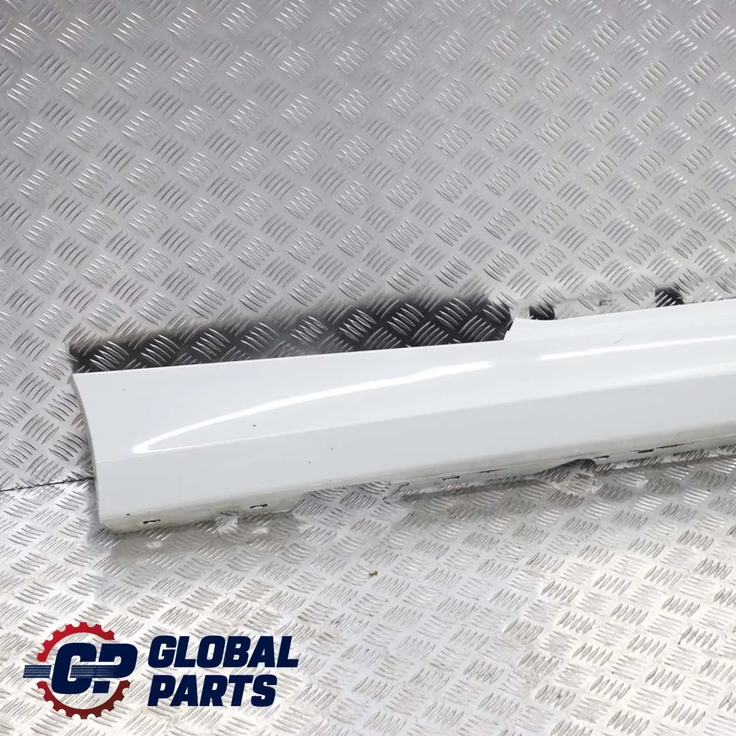 Zócalo Falda Lateral Derecho Alpinweiss Blanco para BMW 2 E81 E82 E88 con número de pieza 0036142 BMW 2 E81 E82 E88 Zócalo Falda Lateral Derecho Alpinweiss Blanco - SKU 0036142-AW2 - Número de pieza 0036142