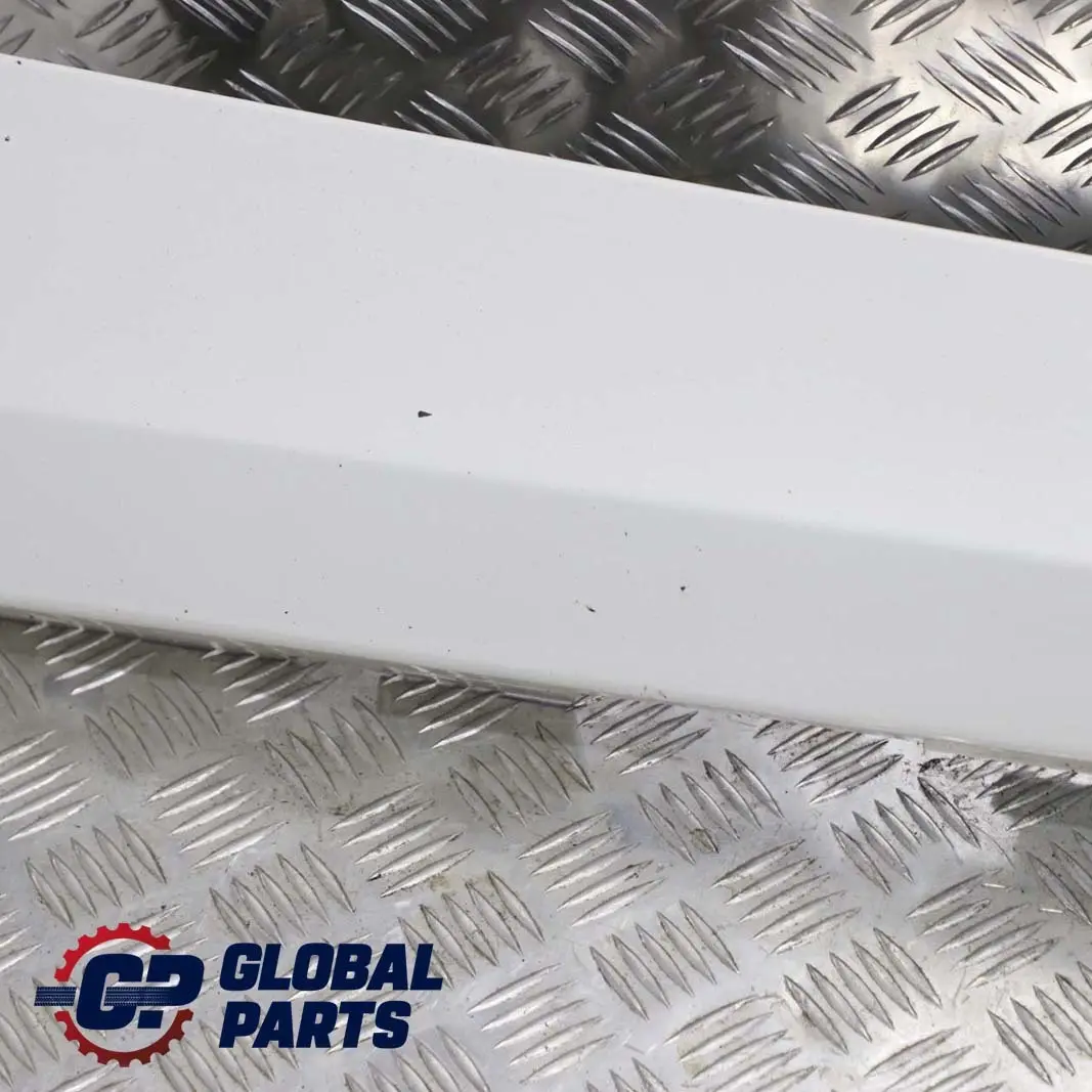 Bas de Porte Couverture Seuil Droite Blanc des Alpes - 300 pour BMW E81 E82 E88 à propos du numéro de pièce 0036142 BMW E81 E82 E88 Bas de Porte Couverture Seuil Droite Blanc des Alpes - 300 - SKU 0036142-AW2 - Numéro de pièce 0036142