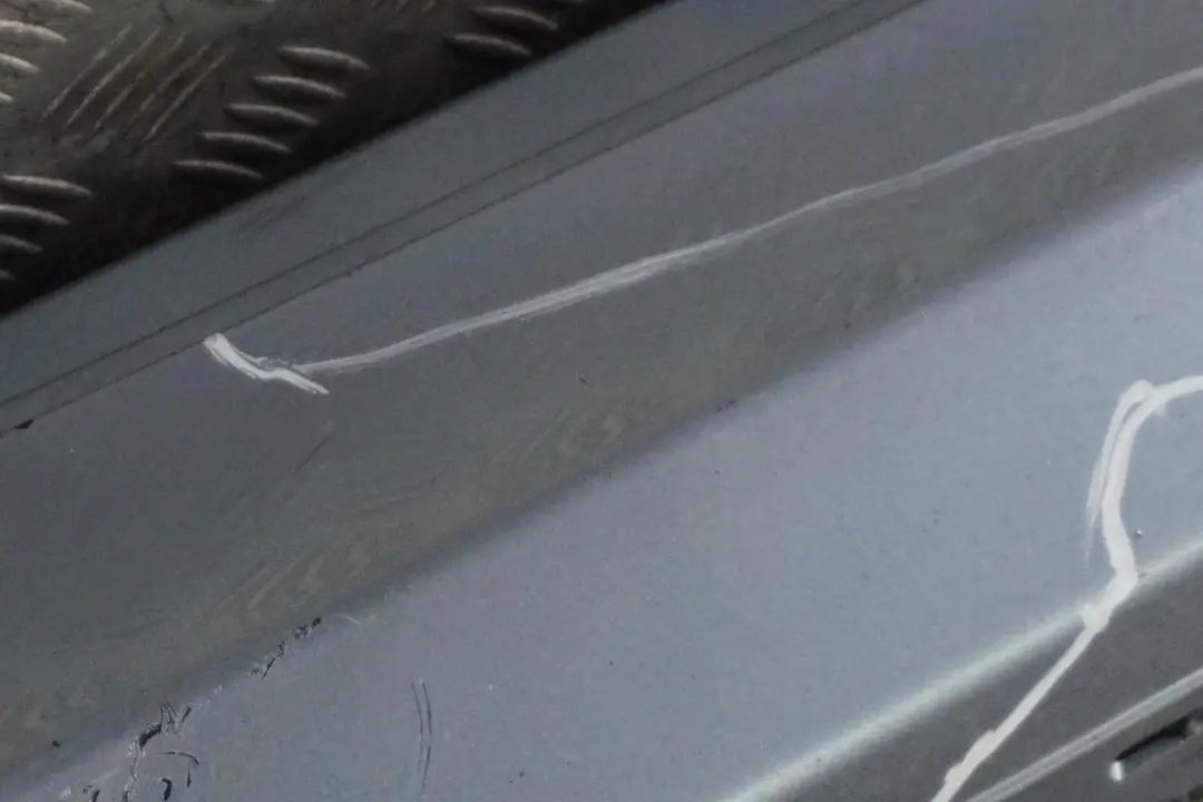 Sill Strip Faldon Lateral Derecho Bluewater Azul - 896 para BMW E81 E82 E88 con número de pieza 0036142 BMW E81 E82 E88 Sill Strip Faldon Lateral Derecho Bluewater Azul - 896 - SKU 0036142-WB1 - Número de pieza 0036142