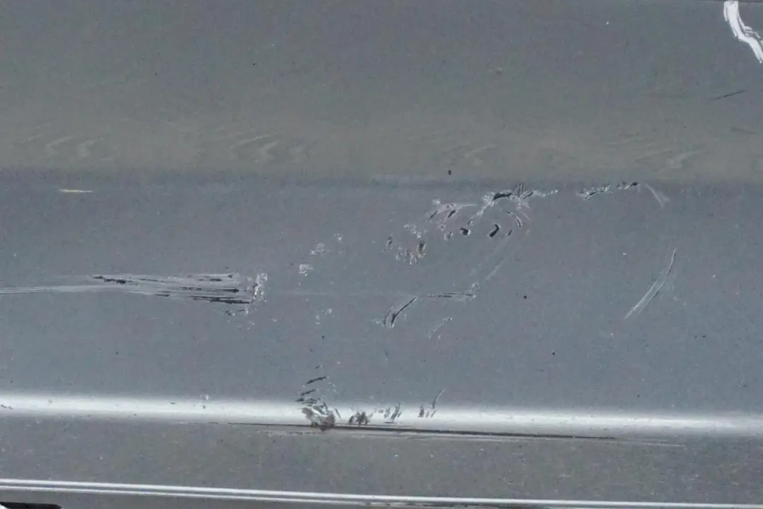 Sill Strip Faldon Lateral Derecho Bluewater Azul - 896 para BMW E81 E82 E88 con número de pieza 0036142 BMW E81 E82 E88 Sill Strip Faldon Lateral Derecho Bluewater Azul - 896 - SKU 0036142-WB1 - Número de pieza 0036142