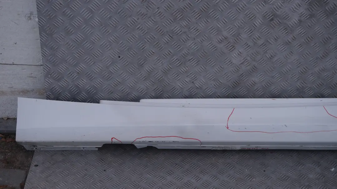 Bas de Porte Peint A Gauche Blanc des Alpes Blanc pour BMW E81 E82 E88 à propos du numéro de pièce 0036143 BMW E81 E82 E88 Bas de Porte Peint A Gauche Blanc des Alpes Blanc - SKU 0036143-AW2 - Numéro de pièce 0036143