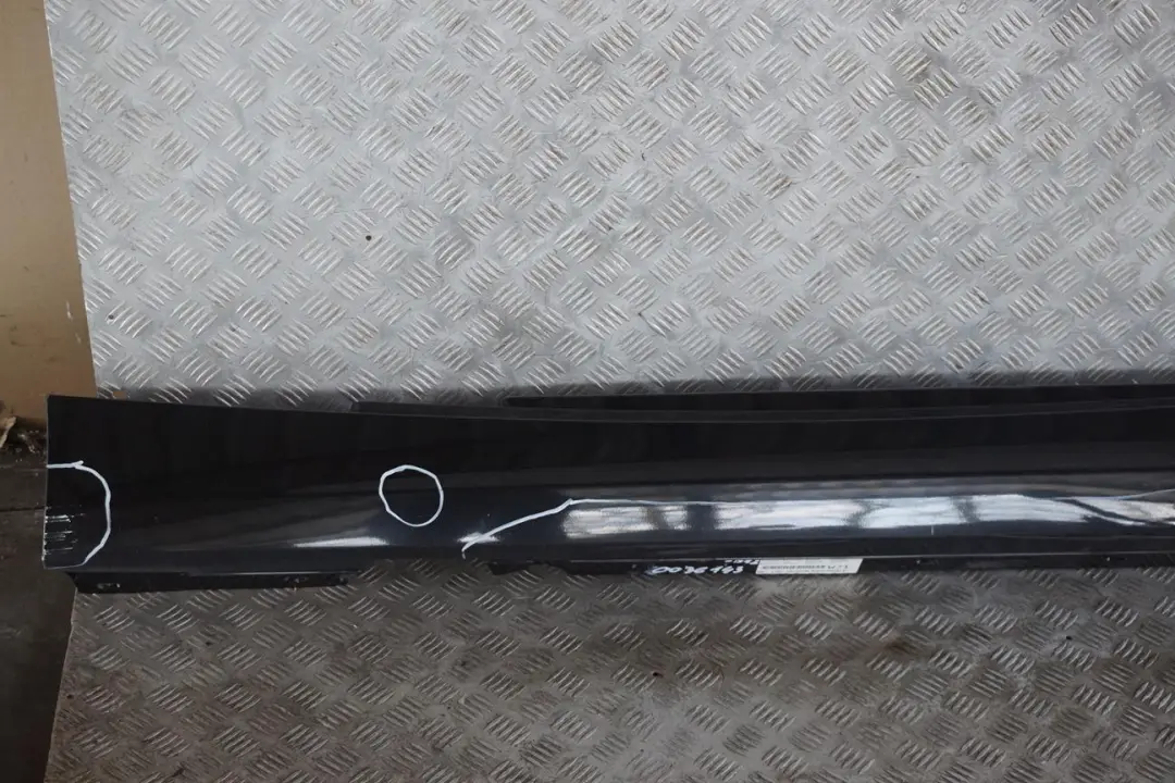 Nakładka próg lewy black saphire do BMW 1 E81 E82 o numerze 0036143 BMW 1 E81 E82 Nakładka próg lewy black saphire - SKU 0036143-BS2 - Numer Części 0036143
