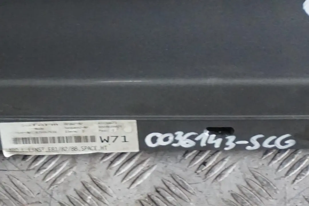 Bas de Porte Couverture Seuil A Gauche Spacegrau Gris - A52 pour BMW E81 E82 E88 à propos du numéro de pièce 0036143 BMW E81 E82 E88 Bas de Porte Couverture Seuil A Gauche Spacegrau Gris - A52 - SKU 0036143-SCG - Numéro de pièce 0036143