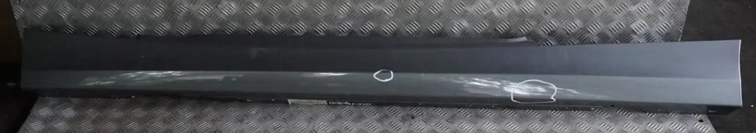 Sill Strip Faldon Lateral Izquierdo Spacegrau Gris - A52 para BMW E81 E82 E88 con número de pieza 0036143 BMW E81 E82 E88 Sill Strip Faldon Lateral Izquierdo Spacegrau Gris - A52 - SKU 0036143-SCG - Número de pieza 0036143