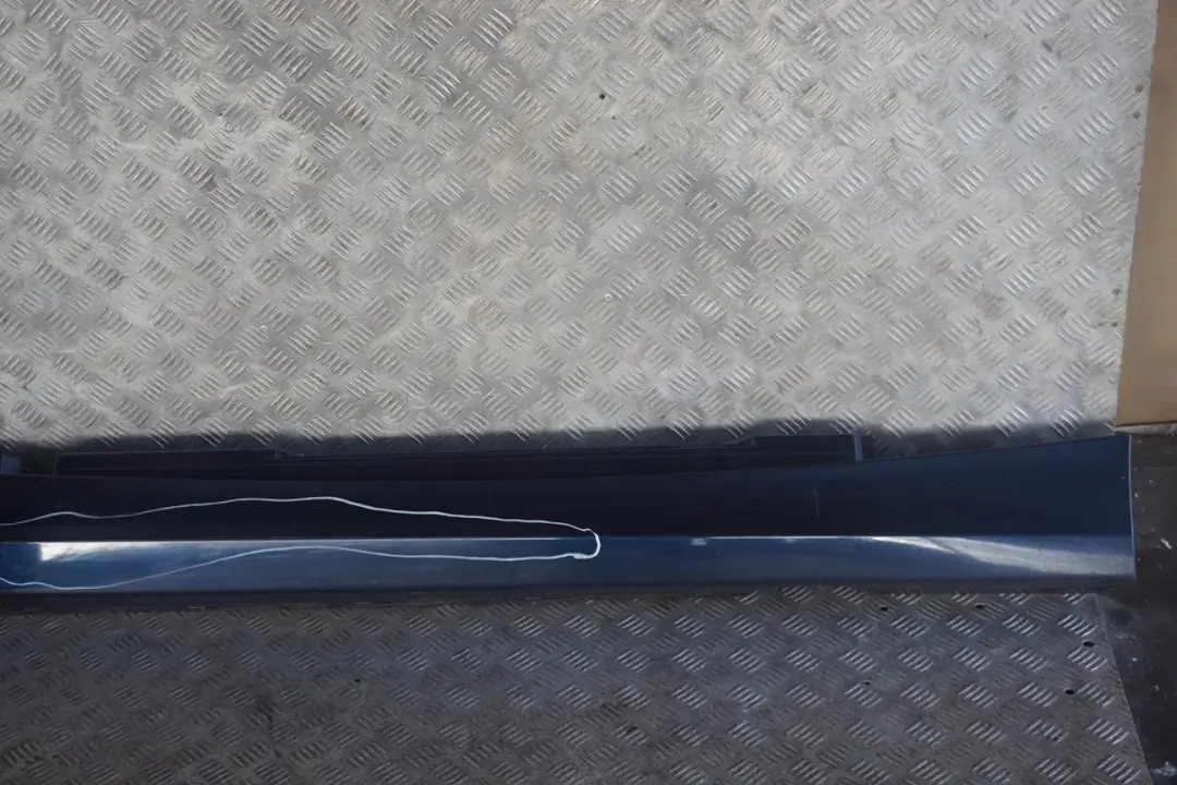 Schwellerleiste Blende Schweller Rechts Tiefseeblau Blau - A76 für BMW 1 E87 LCI mit Teilenummer 0036144 BMW 1 E87 LCI Schwellerleiste Blende Schweller Rechts Tiefseeblau Blau - A76 - SKU 0036144-DSB - Teilenummer 0036144