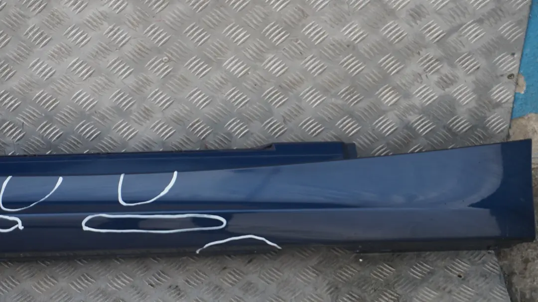 Bas de Porte Peint A Droite Bleu des Mers Profondes pour BMW E87N LCI à propos du numéro de pièce 51770036144 BMW E87N LCI Bas de Porte Peint A Droite Bleu des Mers Profondes - SKU 0036144-DSB1 - Numéro de pièce 51770036144