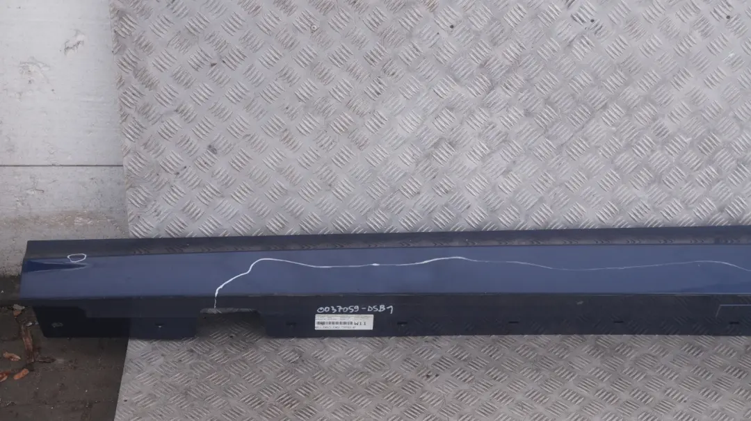 Left Sill Strip Side Skirt Deep Sea Blue A76 para BMW E90 E91 LCI 1 con número de pieza 0037059 BMW E90 E91 LCI 1 Left Sill Strip Side Skirt Deep Sea Blue A76 - SKU 0037059-DSB1 - Número de pieza 0037059
