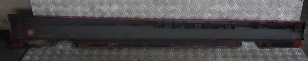 Sill Strip Faldon Lateral Izquierdo Karmesinrot Rojo A61 para BMW E90 E91 LCI 1 con número de pieza 0037059 BMW E90 E91 LCI 1 Sill Strip Faldon Lateral Izquierdo Karmesinrot Rojo A61 - SKU 0037059-KAR1 - Número de pieza 0037059
