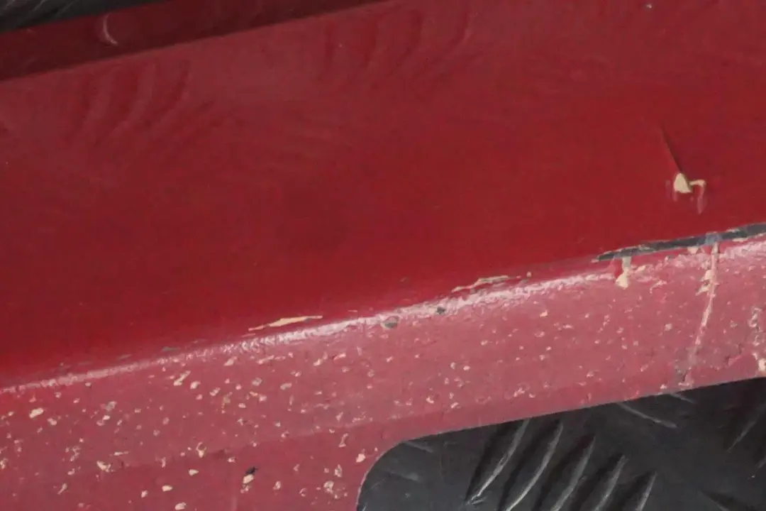 Listello Portiera Apertura Gonna SX Rosso-Cremisi Rossa per BMW E90 E91 LCI con numero di parte 0037059 BMW E90 E91 LCI Listello Portiera Apertura Gonna SX Rosso-Cremisi Rossa - SKU 0037059-KAR1 - Numero di parte 0037059