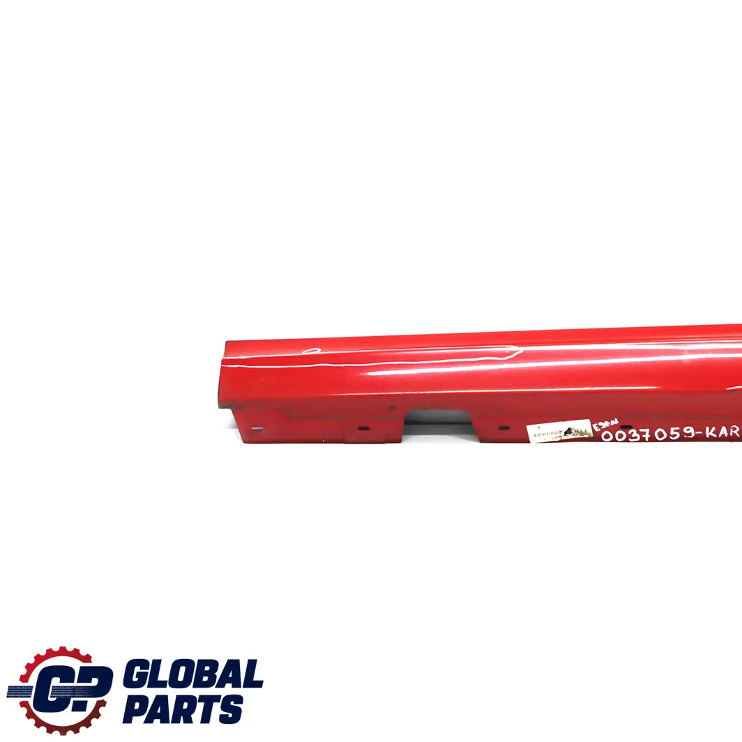 Listello Portiera Apertura Gonna SX Rosso-Cremisi Rosso per BMW E90 E91 LCI con numero di parte 0037059 BMW E90 E91 LCI Listello Portiera Apertura Gonna SX Rosso-Cremisi Rosso - SKU 0037059-KAR3 - Numero di parte 0037059