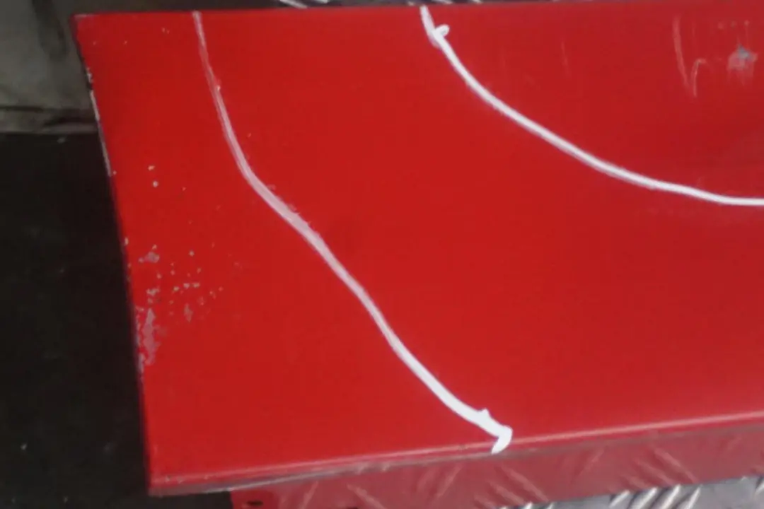 Listello Portiera Apertura Gonna Dx Rosso-Cremisi Rossa per BMW E90 E91 LCI con numero di parte 0037060 BMW E90 E91 LCI Listello Portiera Apertura Gonna Dx Rosso-Cremisi Rossa - SKU 0037060-KAR1 - Numero di parte 0037060