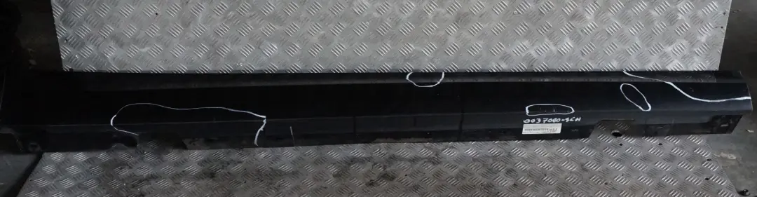 Bas de Porte Couverture Seuil Droite Noir - 668 pour BMW E90 E91 LCI à propos du numéro de pièce 37060 BMW E90 E91 LCI Bas de Porte Couverture Seuil Droite Noir - 668 - SKU 0037060-SCH - Numéro de pièce 37060