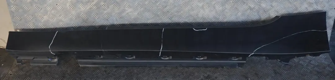 Listello Portiera Apertura Gonna SX Grigio Minerale Grigio - B39 per BMW Z4 E89 con numero di parte 0037523 BMW Z4 E89 Listello Portiera Apertura Gonna SX Grigio Minerale Grigio - B39 - SKU 0037523-MG - Numero di parte 0037523