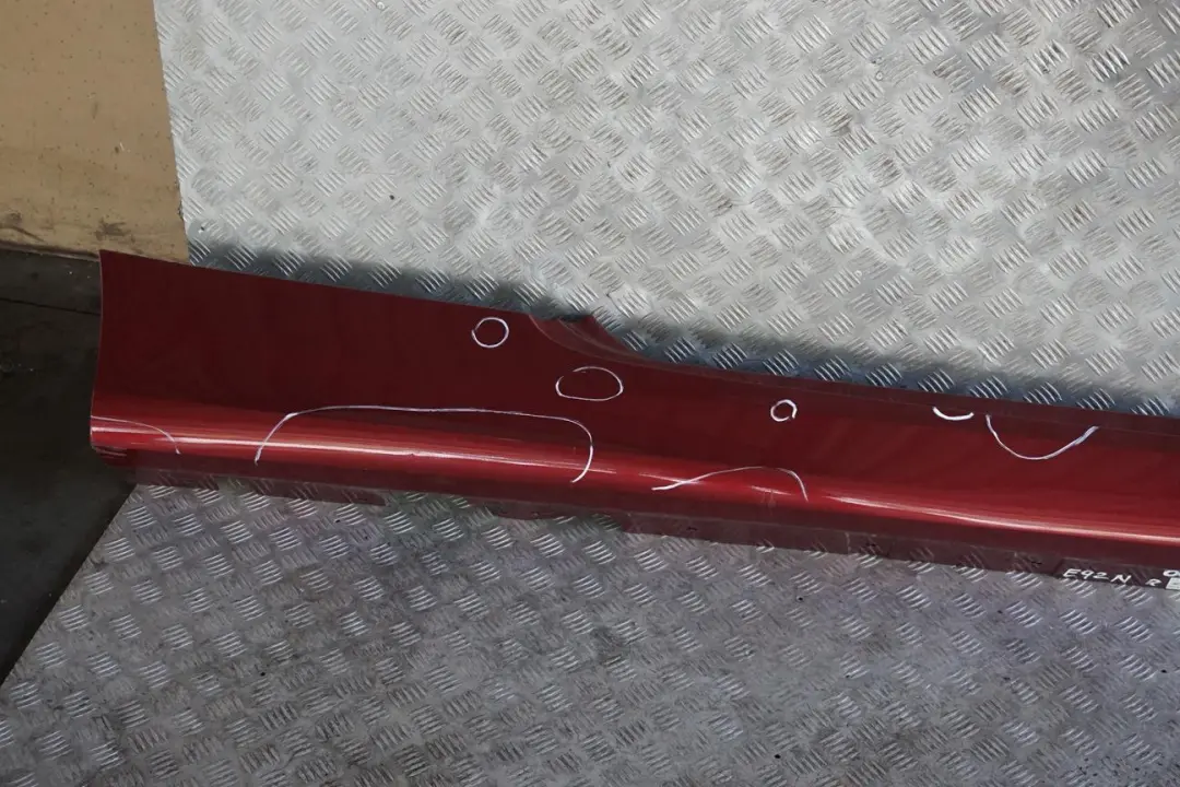 Listello Portiera Apertura Gonna Destra Vermilionrot Rosso per BMW E92 E93 LCI con numero di parte 0038432 BMW E92 E93 LCI Listello Portiera Apertura Gonna Destra Vermilionrot Rosso - SKU 0038432-VER - Numero di parte 0038432